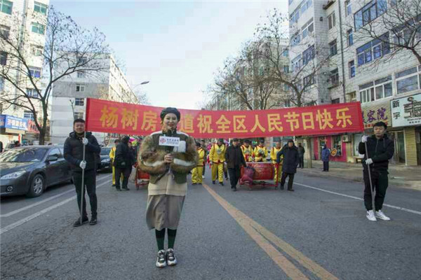 路街巡游表演 传播十九大精神