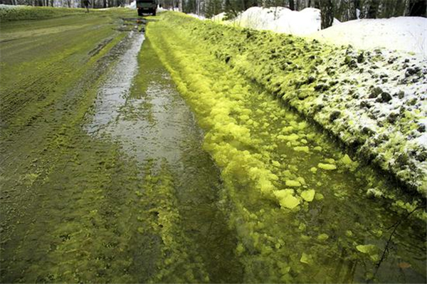 俄罗斯下起有毒“绿色雪” 原因是这个