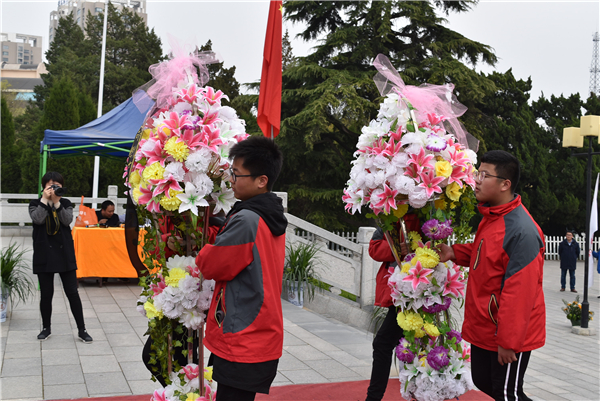 淮安市吴承恩中学：清明祭扫烈士 缅怀英雄寄哀思