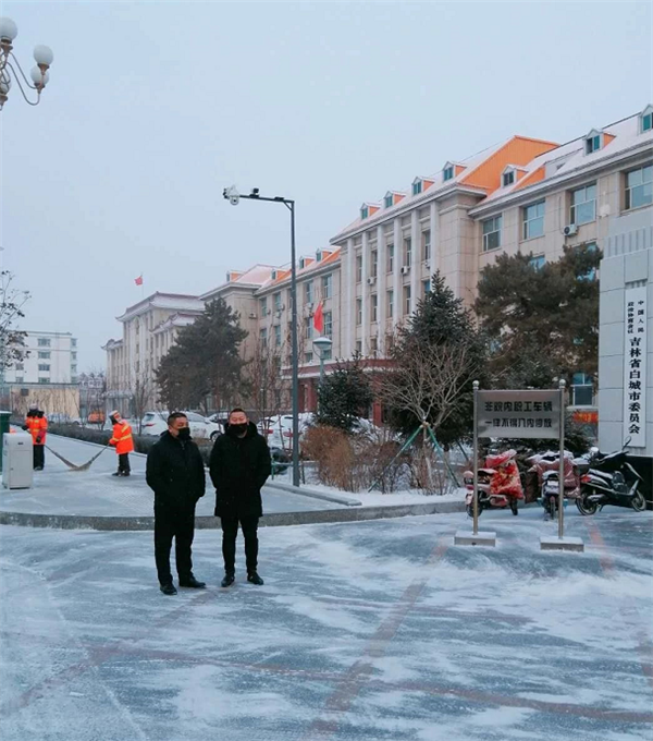 抗击疫情 城管在行动——疫情防控清雪两不误！