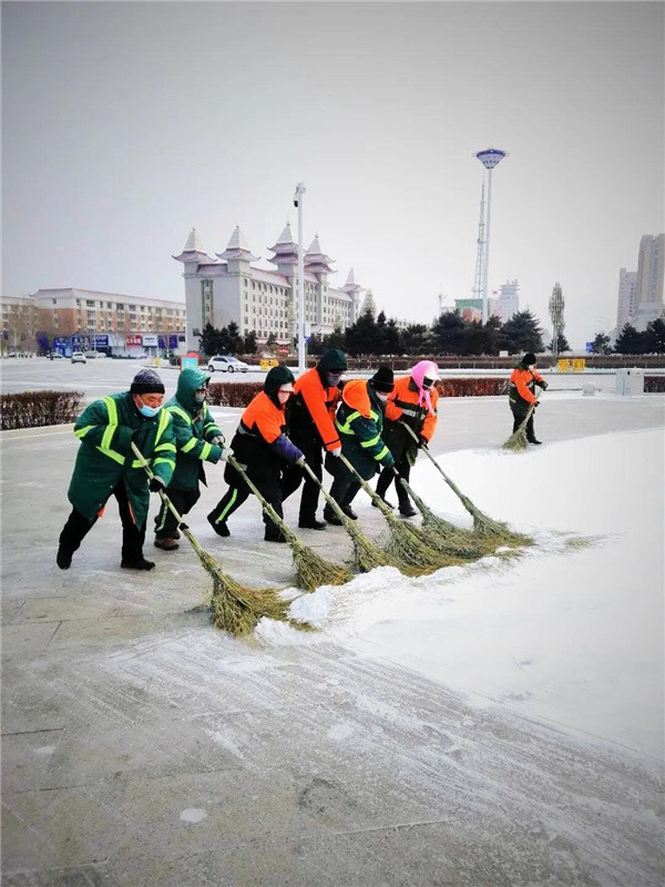 战疫情迎风雪“无缝切换” 持续战斗中的风雪城管人