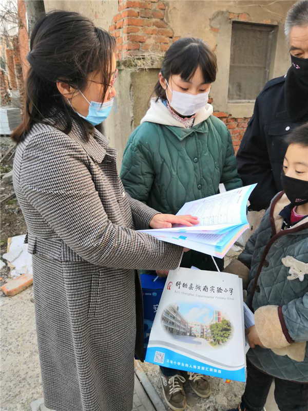 盱眙县城南小学百里迢迢走进山区上门指导孩子学习