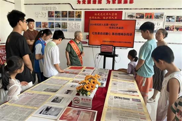 天津滨海：春阳社区举办学习雷锋精神剪报展活动